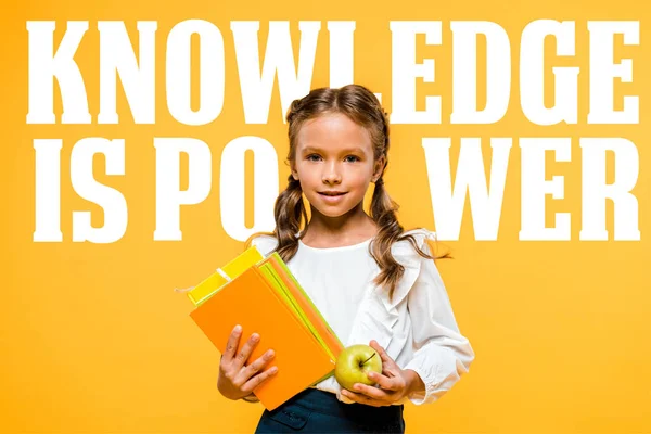 Criança de escola feliz segurando maçã saborosa e livros perto do conhecimento é poder lettering em laranja — Fotografia de Stock