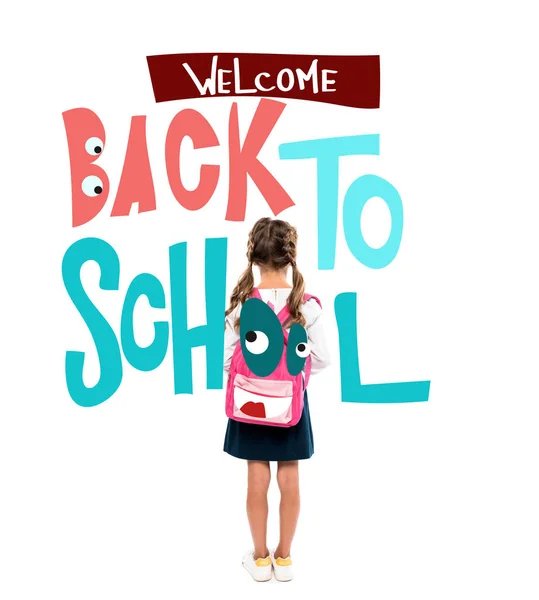 Vista posteriore di scolaro in piedi con zaino rosa vicino al bentornato a scuola lettering su bianco — Foto stock