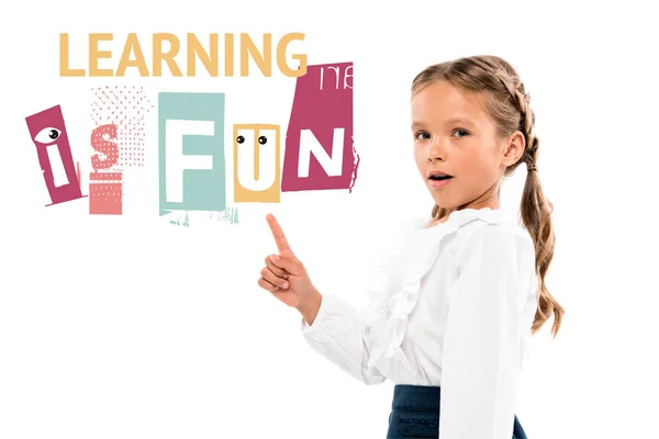 Entzückendes Kind, das mit dem Finger auf das Lernen zeigt, macht Spaß Schriftzug auf weiß — Stockfoto