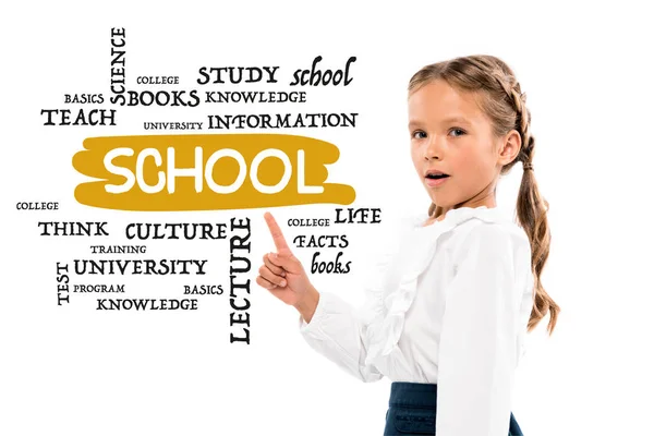 Entzückendes Kind zeigt mit dem Finger auf Schulschriftzug auf weiß — Stockfoto