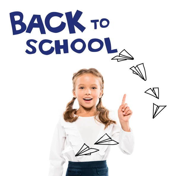 Heureux enfant pointant avec le doigt au retour à l'école lettrage sur blanc — Photo de stock