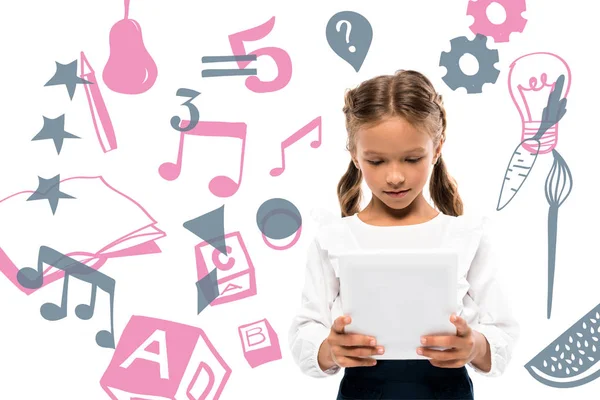 Mignon écolier en utilisant tablette numérique près des fruits et des notes de musique sur blanc — Photo de stock