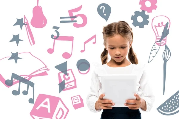 Lindo colegial usando tableta digital cerca de frutas y notas de música en blanco - foto de stock