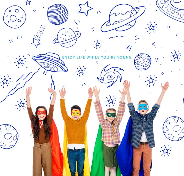 1 crianças animadas em fantasias de super-heróis e máscaras com mãos levantadas — Fotografia de Stock