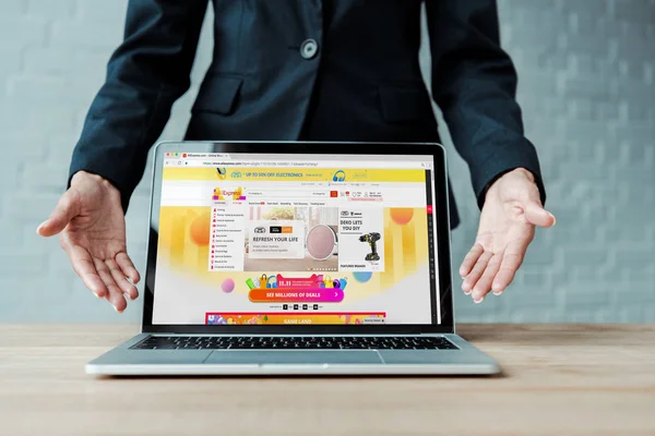 KYIV, UKRAINE - AUGUST 5, 2019: cropped view of woman gesturing near laptop with aliexpress website on screen — Stock Photo