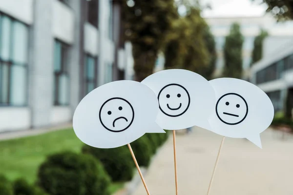 QUIIV, UCRÂNIA - AGOSTO 5, 2019: conjunto com emoticons sobre bolhas de fala e paus — Fotografia de Stock