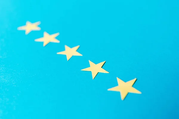 Messa a fuoco selettiva di stelle gialle isolate su blu con spazio copia — Foto stock