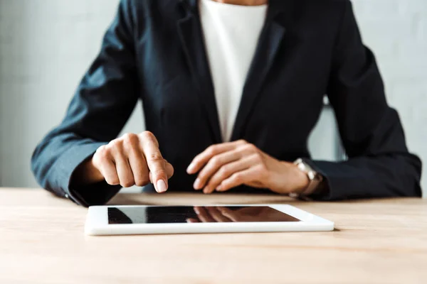 Vue recadrée de la femme pointant du doigt vers la tablette digitla avec écran blanc — Photo de stock