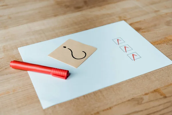 Stylo marqueur rouge près du papier avec liste de contrôle et point d'interrogation sur note collante — Photo de stock