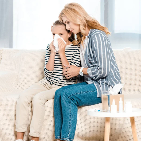 Mutter sitzt mit kranker Tochter und niest in Gewebe — Stockfoto