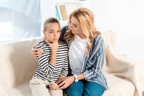 Krankes Kind leidet unter Schmerzen bei Halsschmerzen — Stockfoto