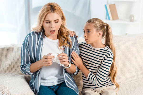 Mignon enfant regardant mère malade avec des tissus — Photo de stock