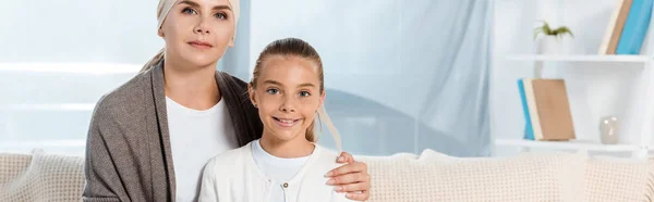 Plano panorámico de la hija cerca de la madre enferma en casa - foto de stock