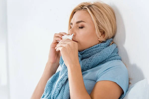 Donna malata ad occhi chiusi con spray nasale in camera da letto — Foto stock