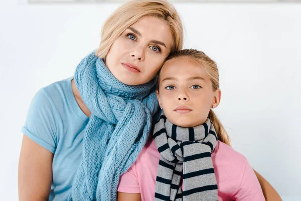 Madre enferma e hija enferma mirando a la cámara - foto de stock