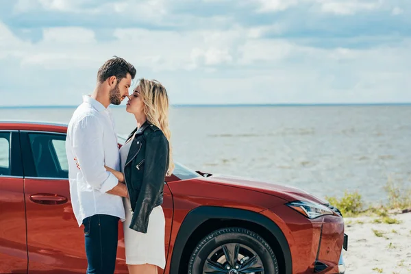 Attraente donna e bello uomo abbracci e baci al di fuori — Foto stock