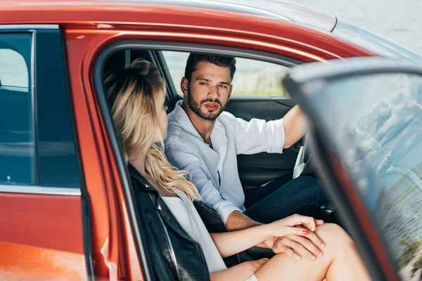 Homem bonito na camisa branca olhando para sua namorada loira — Fotografia de Stock