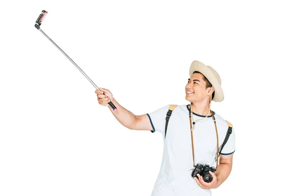 Веселий азіатських чоловік беручи селфі на смартфоні з селфі палицю ізольований на білому — стокове фото