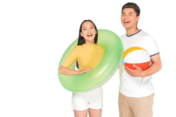 Heureux asiatique couple avec plage ballon et nager anneau sourire à caméra isolé sur blanc — Photo de stock