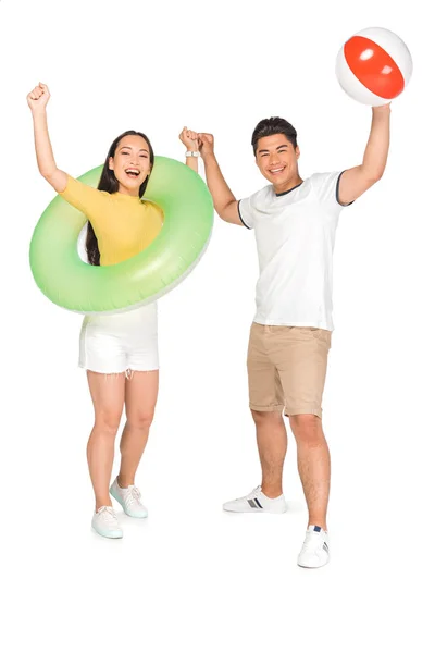 Heureux asiatique couple avec plage ballon et nager anneau tout en montrant oui gestes sur fond blanc — Photo de stock