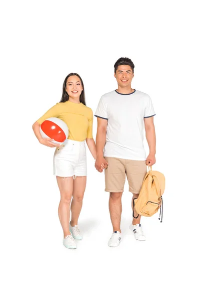 Feliz mulher asiática com bola de praia de mãos dadas com bonito namorado no fundo branco — Fotografia de Stock