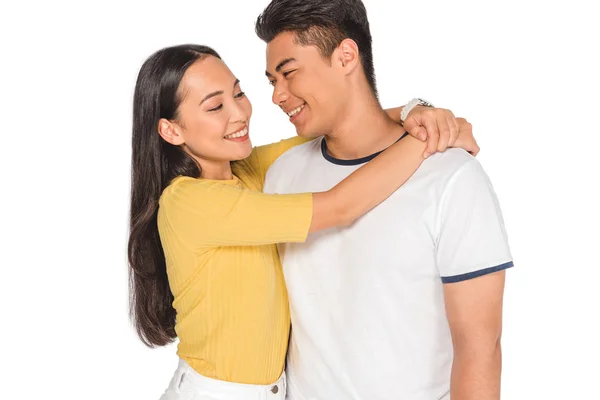 Schön asiatische Mädchen umarmt schöner Freund isoliert auf weiß — Stockfoto