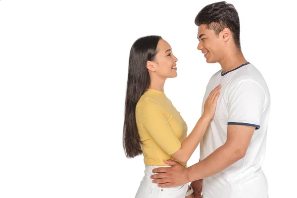 Glückliche asiatische Paar umarmt und lächelt einander isoliert auf weiß — Stockfoto