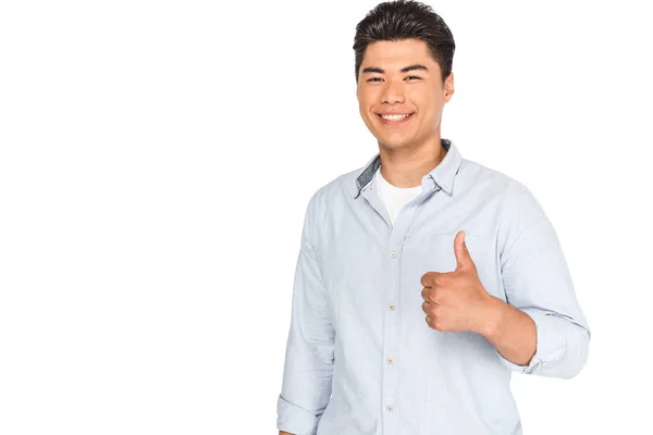 Felice asiatico uomo mostrando pollice su mentre sorridente a camera isolato su bianco — Foto stock