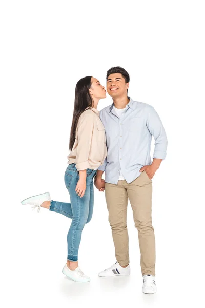 Joven asiático mujer besos feliz novio en blanco fondo - foto de stock