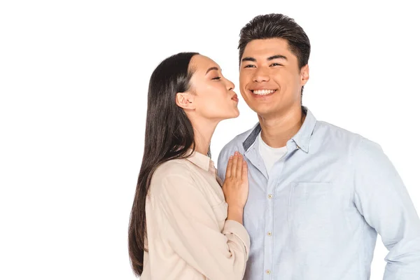 Atraente asiático menina beijos feliz namorado isolado no branco — Fotografia de Stock