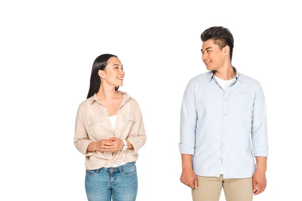 Alegre ásia homem e mulher olhando para o outro isolado no branco — Fotografia de Stock