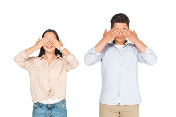 Giovane uomo e donna mostrando non vedere gesti malvagi isolati su bianco — Foto stock