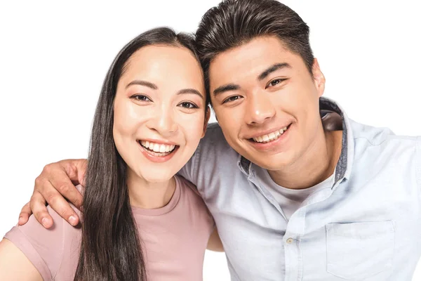 Junges, glückliches asiatisches Paar lächelt isoliert auf Weiß in die Kamera — Stockfoto
