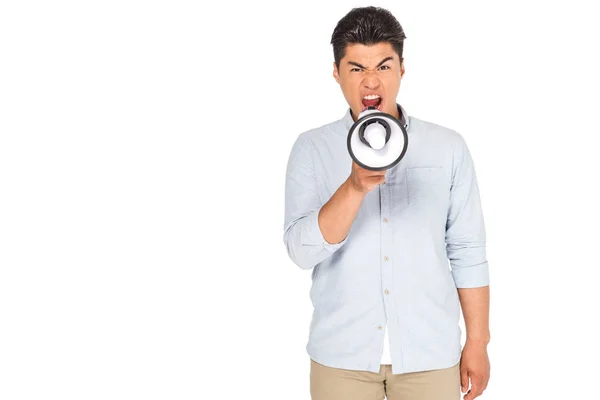 Enojado asiático hombre gritando en megáfono mientras mira la cámara aislado en blanco - foto de stock