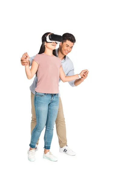 Fröhliche asiatische Mann hält Hände von Freundin mit Virtual-Reality-Headset auf weißem Hintergrund — Stockfoto