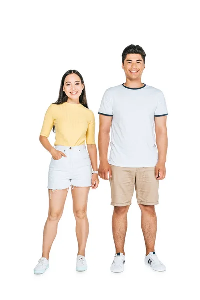 Alegre asiático pareja en verano ropa sonriendo a cámara en blanco fondo - foto de stock