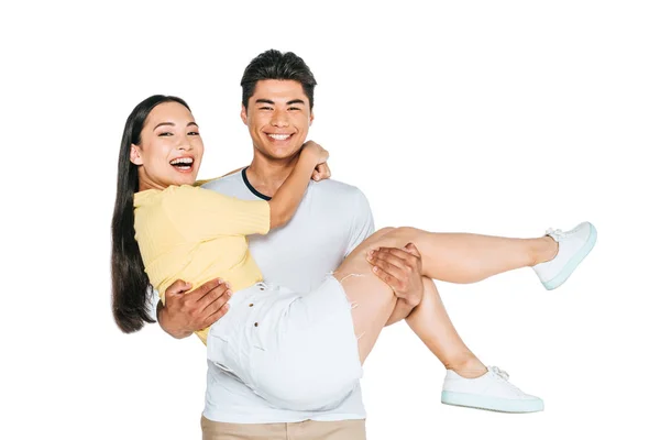 Alegre asiático hombre celebración feliz novia en manos y sonriendo a cámara aislado en blanco - foto de stock