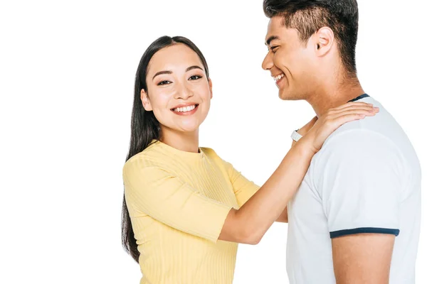 Alegre ásia menina segurando mãos no ombros de namorado enquanto sorrindo para câmera isolado no branco — Fotografia de Stock