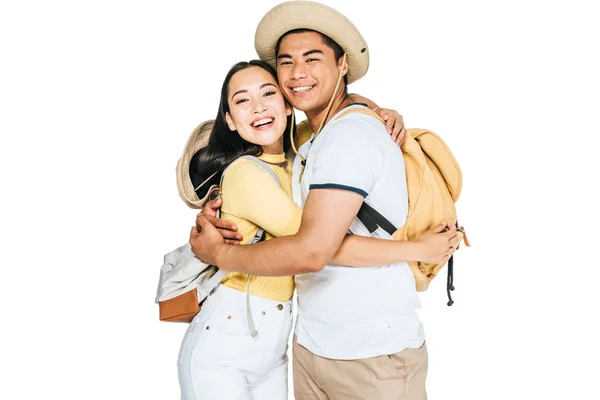 Feliz asiático pareja abrazando mientras sonriendo en cámara aislado en blanco - foto de stock