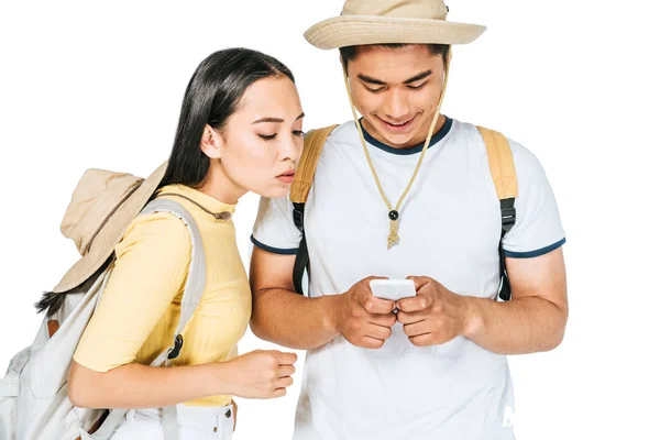 Jovem asiático homem usando smartphone perto bonita namorada isolado no branco — Fotografia de Stock