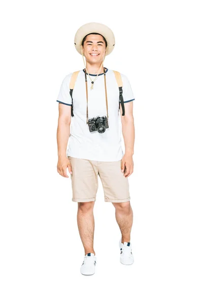 Hübsche asiatische Touristin in Sommerkleidung schaut auf Kamera auf weißem Hintergrund — Stockfoto