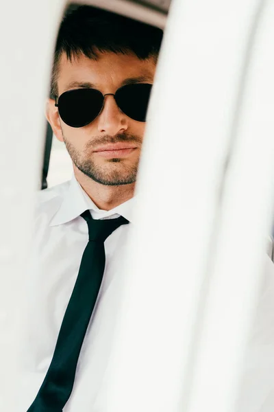 Selektiver Fokus des selbstbewussten Geschäftsmannes in formeller Kleidung und Sonnenbrille — Stockfoto