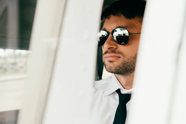 Вибірковий фокус впевненого бізнесмена в формальному носінні та сонцезахисних окулярах — стокове фото