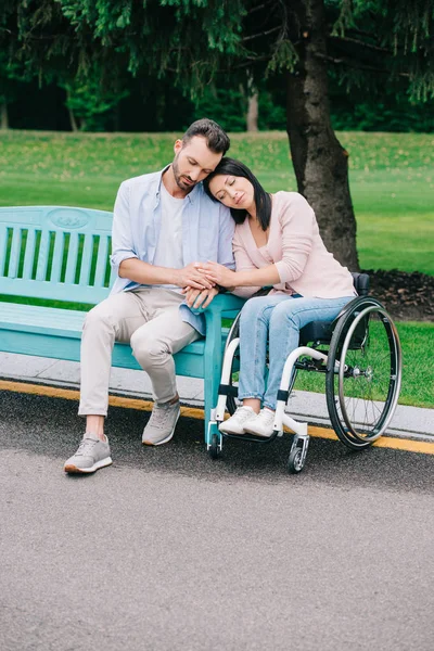 Mulher muito deficiente com namorado bonito descansando no parque juntos — Fotografia de Stock