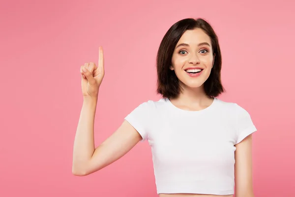 Schönes lächelndes Mädchen zeigt Idee Geste isoliert auf rosa — Stockfoto
