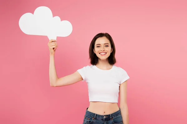 Sonriente chica sosteniendo en blanco blanco pensamiento burbuja aislado en rosa - foto de stock