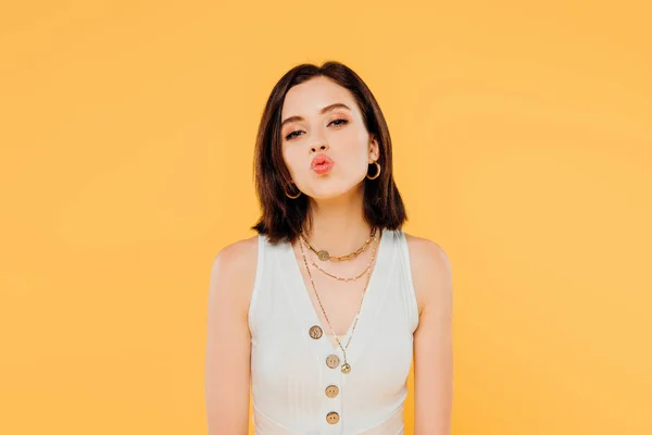 Elegante chica haciendo pucheros labios aislados en amarillo - foto de stock