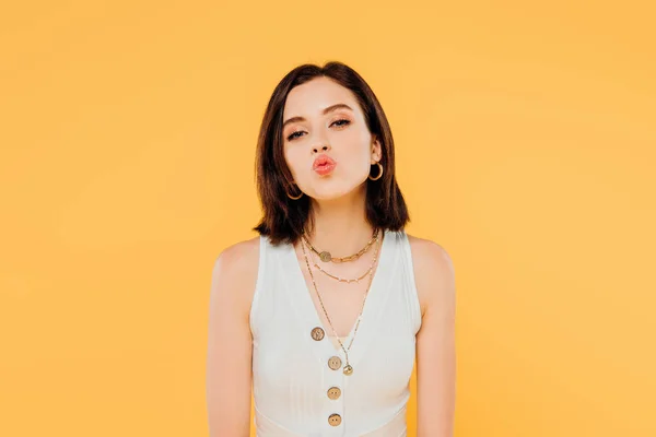 Elegante ragazza labbra pouting isolato su giallo — Foto stock