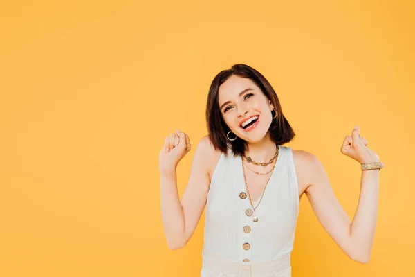 Lächeln elegantes Mädchen zeigt Ja-Geste isoliert auf gelb — Stockfoto