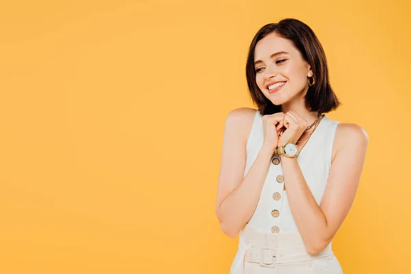 Sorridente ragazza elegante guardando lontano isolato sul giallo — Foto stock